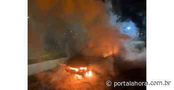 IMBITUBA: Carro é consumido por fogo na BR-101; incêndio teve início com condutor ainda dentro do veículo - Portal AHora