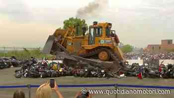 Il video del bulldozer che distrugge cento moto sequestrate a NY - Quotidiano Motori