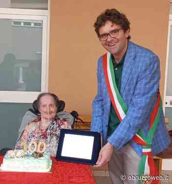 VASTO: SINDACO CONSEGNA TARGA PER I CENTO ANNI DI ADRIANA PIETROCOLA | Ultime notizie di cronaca Abruzzo - Abruzzoweb.it