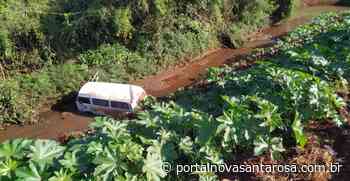 Kombi cai em barranco no Contorno Norte em Assis Chateaubriand - Portal Nova Santa Rosa