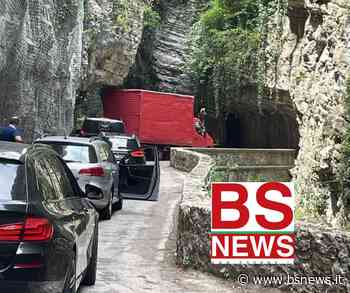 🔴 Garda, furgone calcola male le misure e blocca la Forra | 📷 LA FOTO - Bsnews.it