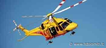 Grave incidente nell'Alto Garda: finiscono con la moto contro un'abitazione, padre e figlia trasportati all'ospedale - il Dolomiti