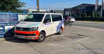 Man eerst door het lint tegen bushokje...en dan tegen agenten: “Twee agenten naar ziekenhuis” - Het Laatste Nieuws