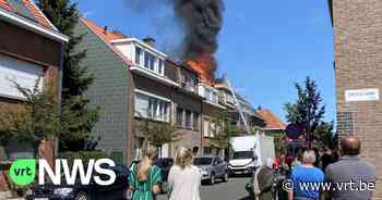 Hevige dakbrand in Hoboken: huis van Dirk Denoyelle onbewoonbaar - VRT NWS