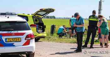 Fietser te water in Eemnes, met hulp van omstander gered - AD.nl