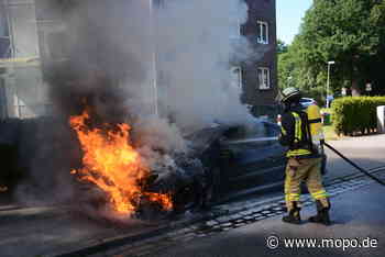 Meterhohe Flammen bei Hamburg: Hier brennt ein Peugeot lichterloh - Mopo.de