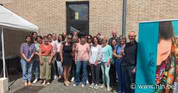 Leerkrachten tweedekansonderwijs CVO Groeipunt verrassen adjunct-directeur bij afscheid voor pensionering - Het Laatste Nieuws