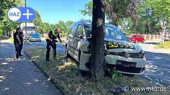 Lebensgefahr nach Unfall in Isernhagen: Auto prallt gegen Baum - HAZ