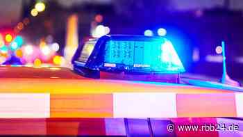 Drei Schwerverletzte bei Wandlitz: Auto überschlägt sich und prallt gegen Baum - rbb24