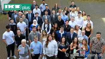 Iserlohn: Das sind die Absolventen der Höheren Handelsschule - IKZ News