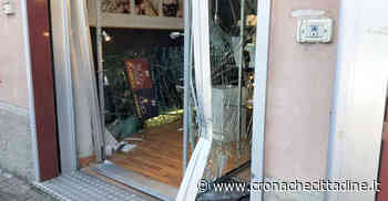 Colleferro. Rapina all'OroCash di Corso Turati. Sfondata la vetrina con un suv. I Carabinieri sarebbero già sulle tracce del rapinatore - Cronache Cittadine