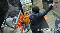 Klemmte die Waffe?: Polizei jagt Räuber mit Problem-Pistole - BILD
