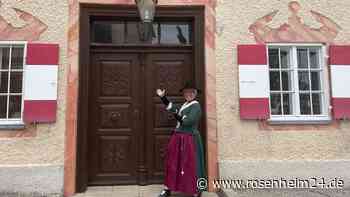 Auf den Spuren der Hofwirtin: Historikerin Martina Stoib führt in der Dämmerung durch Aschau im Chiemgau