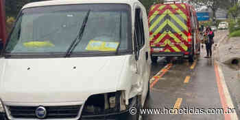 Condutora de van fica ferida após colisão em Jaguaruna - HC Notícias