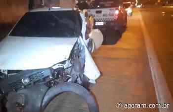 Carro capota após colidir em árvore, em Natal - Agora RN