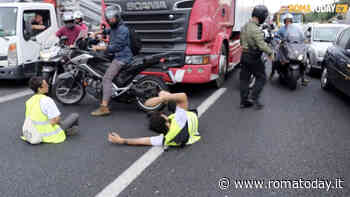 VIDEO | Rabbia, insulti e violenti spintoni: la dura reazione al quarto blocco del Gra di Ultima generazione