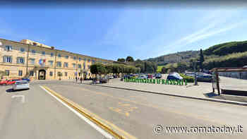 Maniaco si masturba davanti alle ragazzine che mangiano in pizzeria