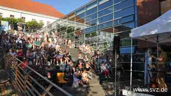 Kultur in Parchim: Musiker Julian Dietz begeistert beim ersten Open-Stairs-Konzert - svz – Schweriner Volkszeitung