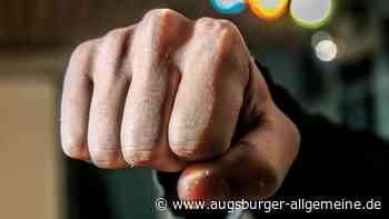 Ex-Partner nötigt und schlägt Frau