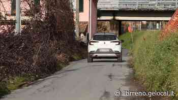 Massa, ragazzino di 17 anni aggredito sulla bici: bloccato da due persone e colpito con un pugno in faccia - Il Tirreno
