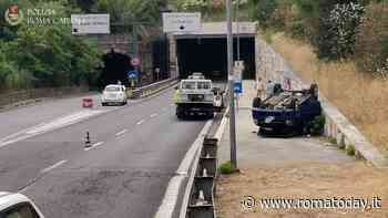 Incidente galleria Giovanni XXIII: auto ribaltata dopo scontro con altra vettura, due feriti