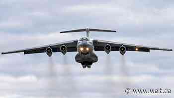 Russischer Militärtransporter fliegt brennend auf Stadt zu