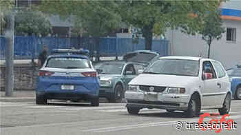 Trasporta migranti irregolari in centro a Trieste, passeur fermato ed arrestato davanti alla Bianchi - triestecafe.it