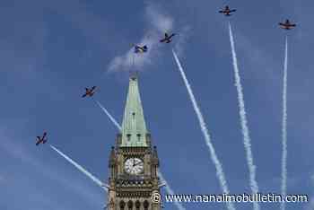 Technical issue temporarily stops Canadian Forces Snowbirds from flight performances