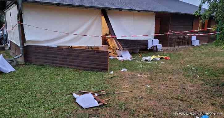 Autofahrerin fährt durch Grillhütte