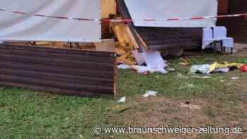 Autofahrerin fährt durch Grillhütte