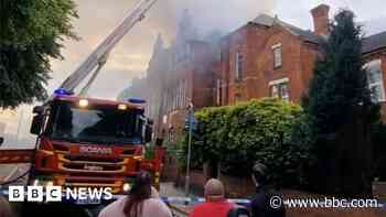 Grimsby art college fire: Three teenagers arrested over arson - BBC