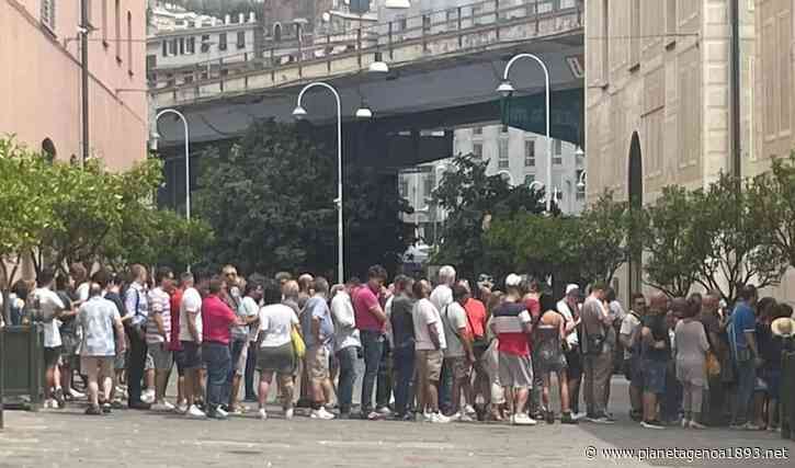 Abbonamenti Genoa: lunghissima fila di tifosi al Porto Antico - PianetaGenoa1893 - Pianetagenoa1893.net