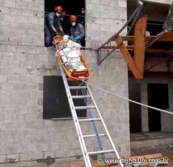 Trabalhador cai do 6º andar após colapso na estrutura de escada de um edifício - Band Jornalismo