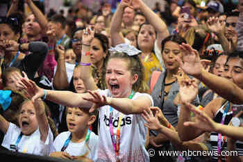 At VidCon, fans get a front row seat to the 'Who's who' of TikTok