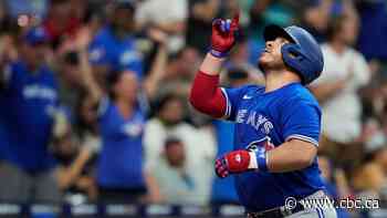 Kirk collects 4 hits, homers for 3rd straight game as Blue Jays power past Brewers