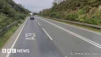Pedestrian dies after Cornwall road crash - BBC