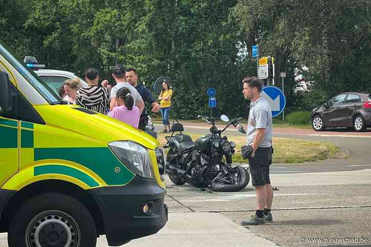 Motorrijder en passagier zwaargewond na botsing met wagen op Industrieweg in Beringen