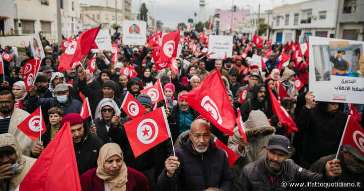 Tunisia, arrestato l’ex premier Jebali: guidò il Paese dopo la rivoluzione. Il presidente Saied vara la bozza della “sua” nuova Costituzione