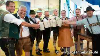 Nach zwei Schlägen fließt der Gerstensaft: Priens Bürgermeister Andreas Friedrich eröffnet 125-Jahr-Feier