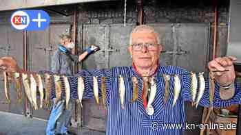 So kommen Kieler Sprotten aus dem Räucherofen in Eckernförde