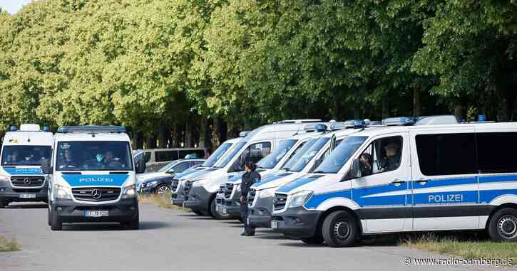 Polizeibusse sollen 50 G7-Gegner in Schloss-Nähe bringen