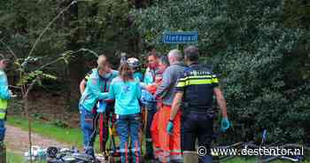 Mountainbiker hard onderuit: traumahelikopter landt bij Radio Kootwijk: 'Van heuveltje gevallen' - De Stentor