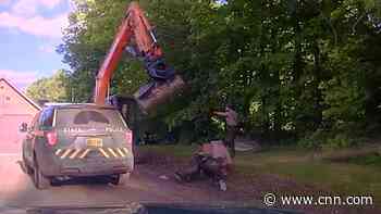 Dashcam: Dad tries to stop son's arrest by swinging excavator at police - CNN