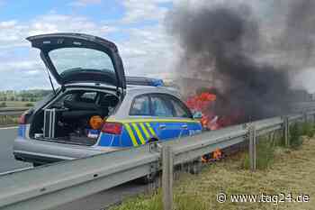 Beamte bemerkten Rauch: Streifenwagen der Polizei fängt Flammen! - TAG24