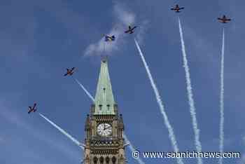 Technical issue temporarily stops Canadian Forces Snowbirds from flight performances - Saanich News