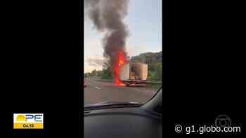 VÍDEO: Caminhão pega fogo na BR-232, em Moreno; veículo ficou destruído - Globo