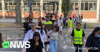 Leerlingen en leerkrachten uit Hoboken verhuizen zelf banken en stoelen naar nieuwe schoollocatie - VRT NWS