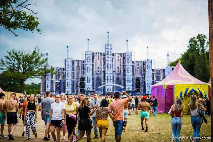 Ondanks zwoel regenweer 40.000 bezoekers voor vernieuwde Sunrise Festival in Lilse Bergen: “Ons festival is een klein dorp geworden”