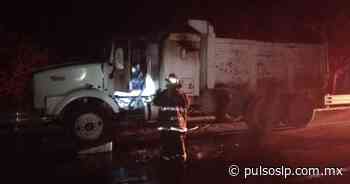 Se incendia un camión tipo torthon en la carretera Valles-Tamazunchale - Pulso de San Luis
