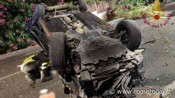 Urtano con l'auto un muro e si ribaltano: quattro giovani feriti. Due sono gravi